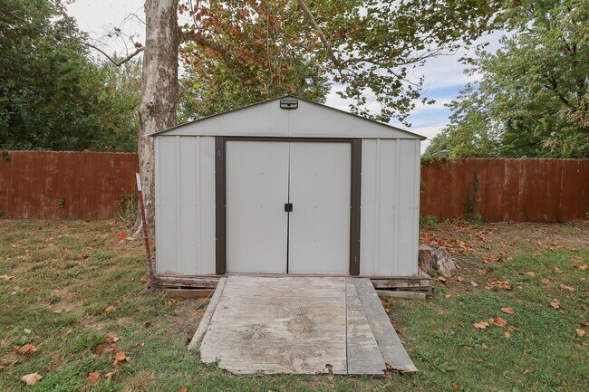 Building Photo - 3 bed/2bath! Fully remodeled!