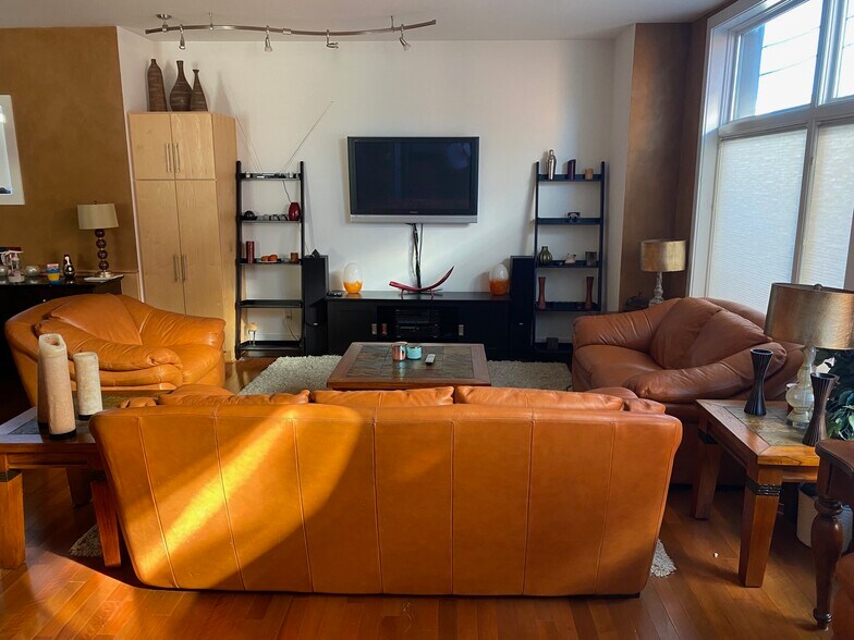 Living room - 1714 W Cary St