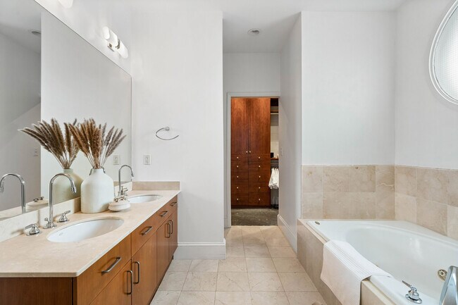 Building Photo - 845 Spring St NW