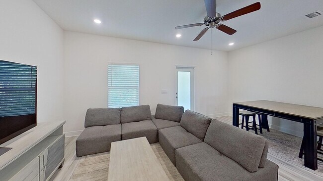 Building Photo - Beautiful 3/2.5 Townhouse