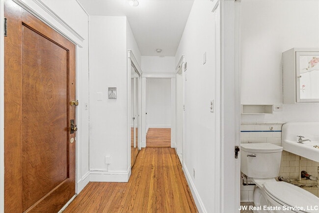 Building Photo - 39 Glenville Ave