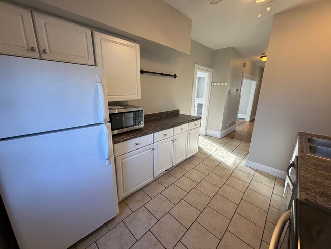 Building Photo - Garden District Gem Just Steps from It All