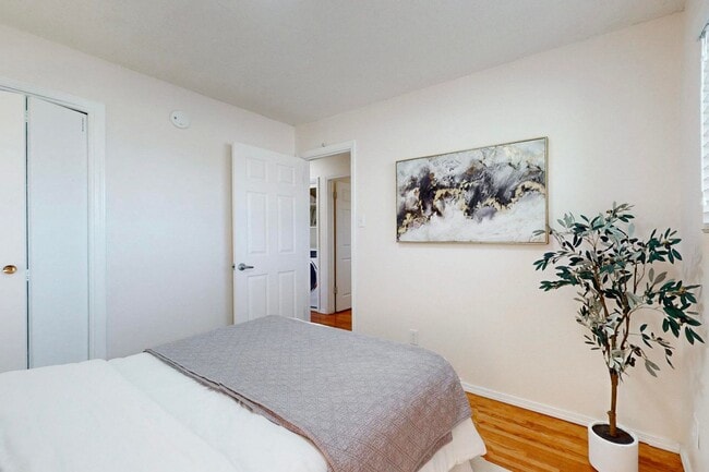 Building Photo - For Rent| 3 bedrooms 2 bathrooms| NE Abq | Private Yard | Fireplace | Available 03/23/2026!