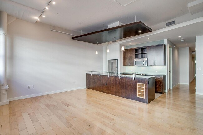 Building Photo - Come Live in Historic Montgomery Plaza- East Tower- 2 bed, 2 bath- 76107