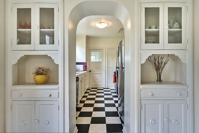 Building Photo - 1237 Hi Point St