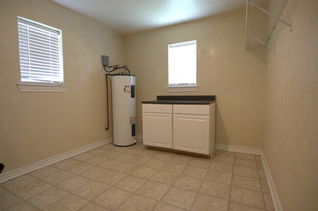 Building Photo - 8525 Sunflower Ln