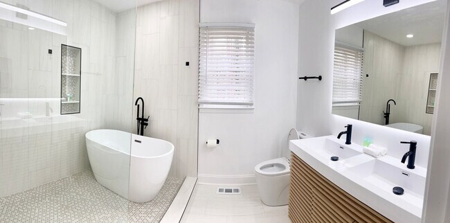 Building Photo - 1819 Old Peachtree Rd NE