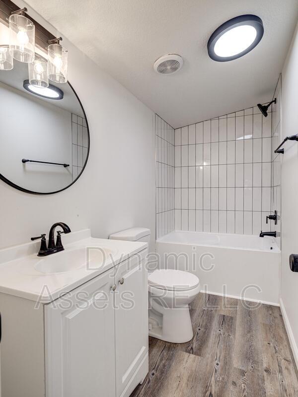 Building Photo - 403 N Walnut St