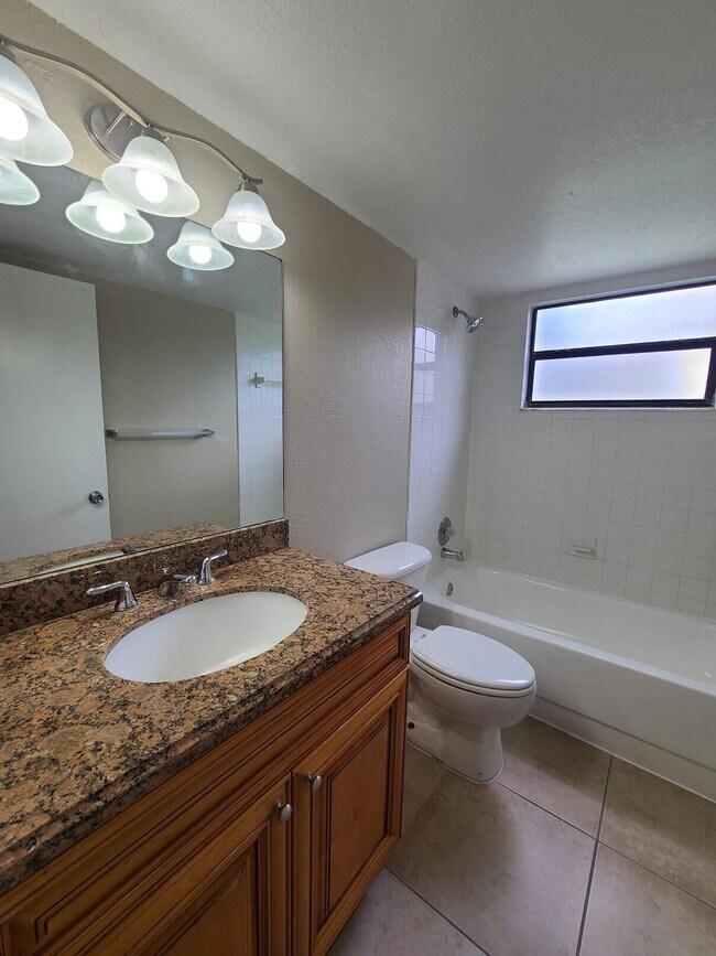 Building Photo - 1520 Lake Crystal Dr
