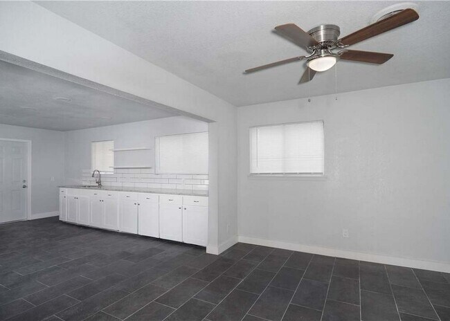 Building Photo - 4013 Kingston Dr