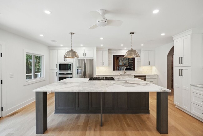 Building Photo - Available 6/15. Stunning, Fully-Rennovated...