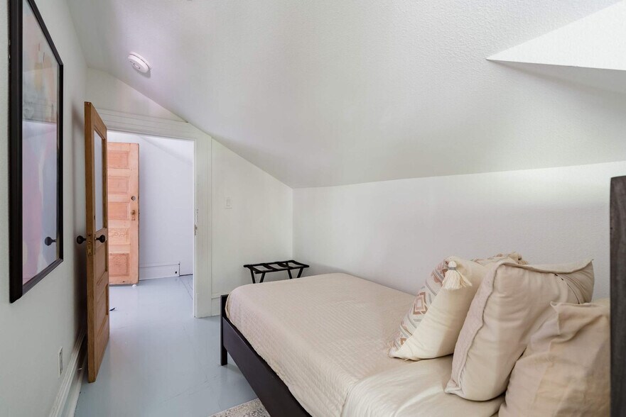 Building Photo - 1605 NW 23rd Ave