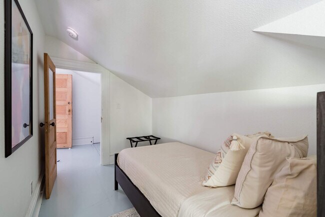 Building Photo - 1605 NW 23rd Ave