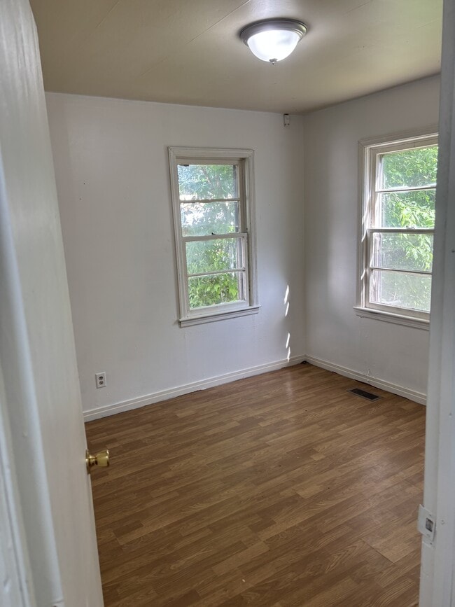 Building Photo - 1827 E McFarland St