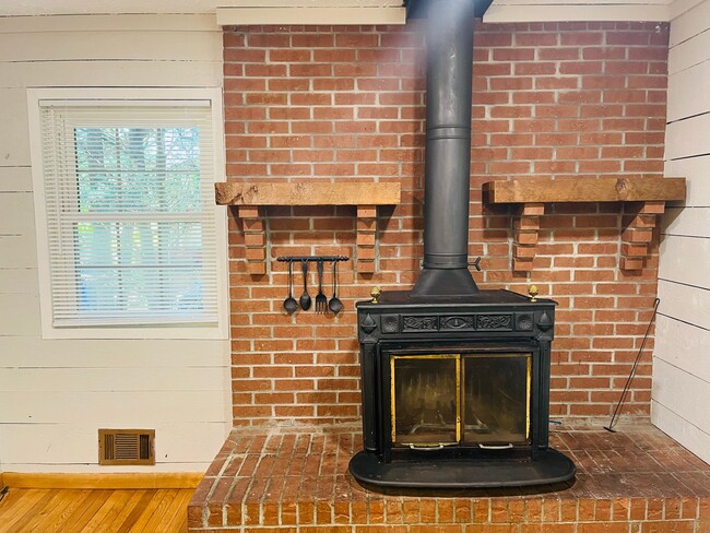 Building Photo - Cute cottage! 3 bed, 2 full bath, large bo...