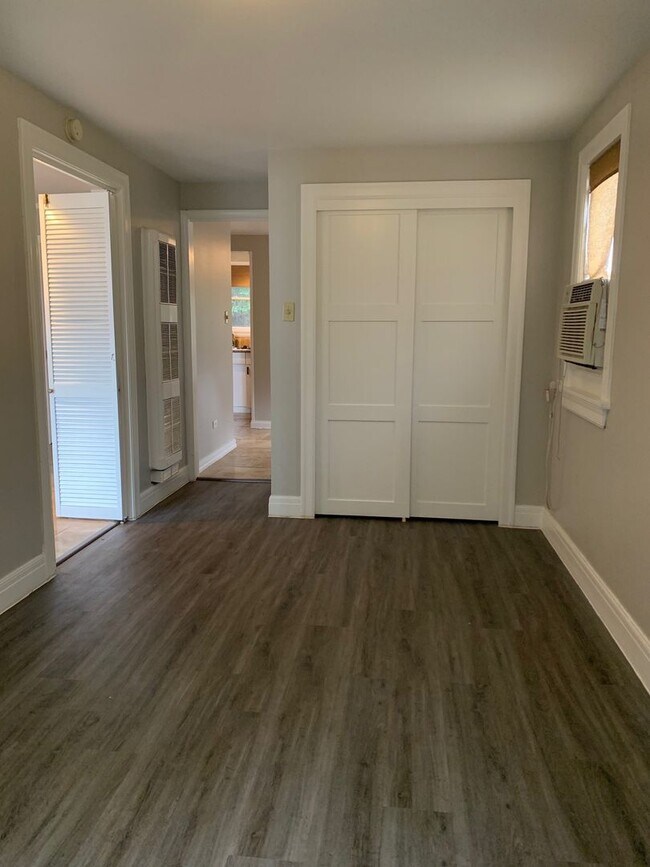 Building Photo - 902 1/2   E 43rd