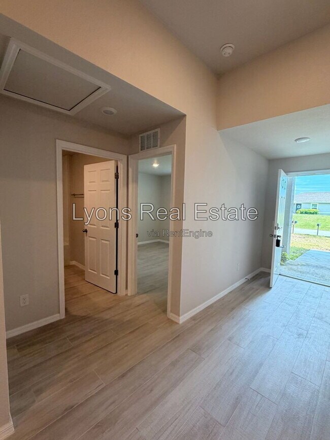 Building Photo - 10499 Pendleton Ave