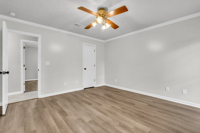 Building Photo - 125 N Chestnut Dr