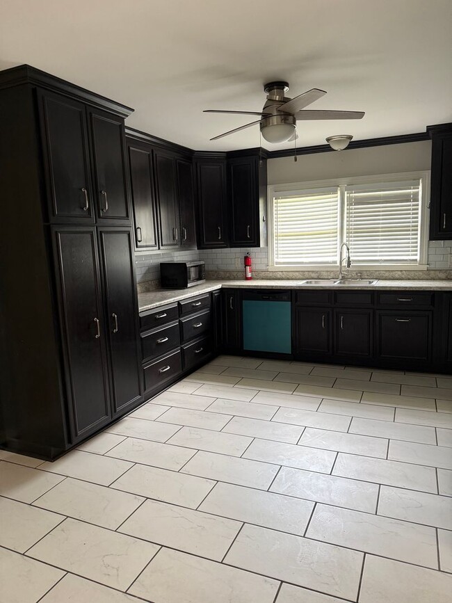 Building Photo - 115 S Rosewood Dr
