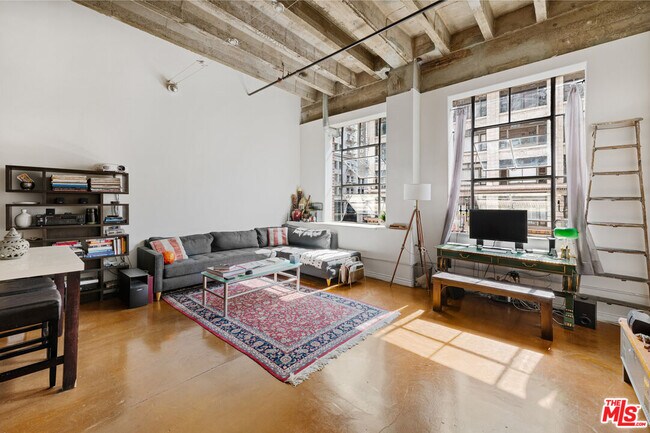 Building Photo - 312 W 5th St
