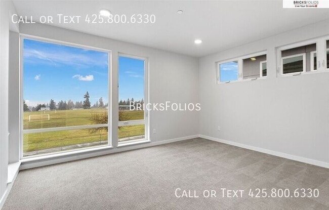 Building Photo - Move-In Ready Townhome with Ground Floor Suite & Views of Olympic Mountains