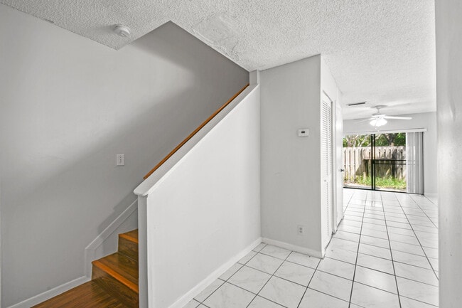 Building Photo - 408 N Cypress Dr