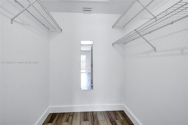 Building Photo - 618 Woodgate Cir