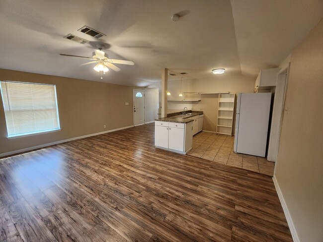 Building Photo - 608 Genard St