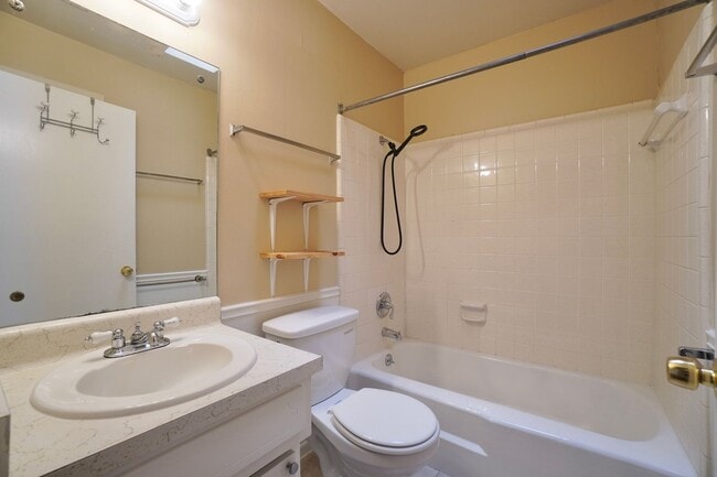 Building Photo - 618 W 51st St