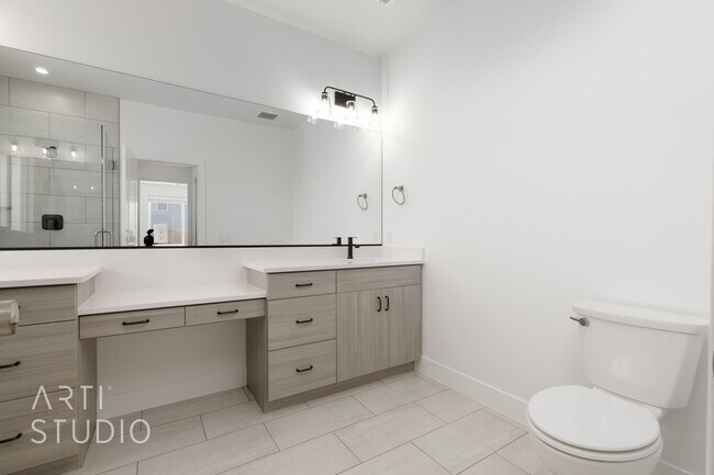 Building Photo - Brand New 3 Bed / 2 Bath Duplex – Modern L...
