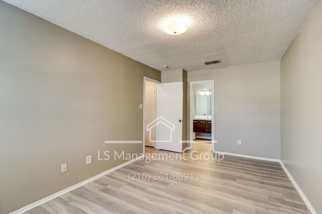 Building Photo - 7523 Oak Chase