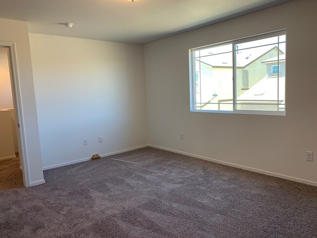 Building Photo - 4 bedroom Townhome