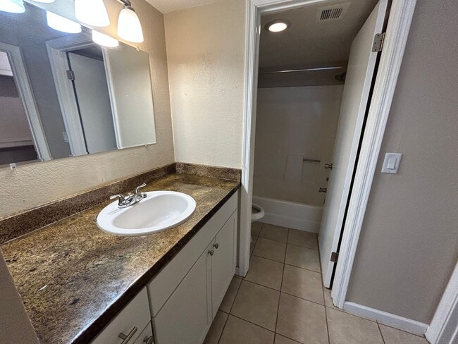Building Photo - Spacious 1 bedroom/1 bath
