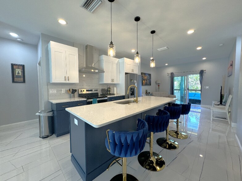 Building Photo - 271 Diogenes St