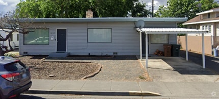 Building Photo - Welcome to this Charming 3 bedroom, 2 bath...