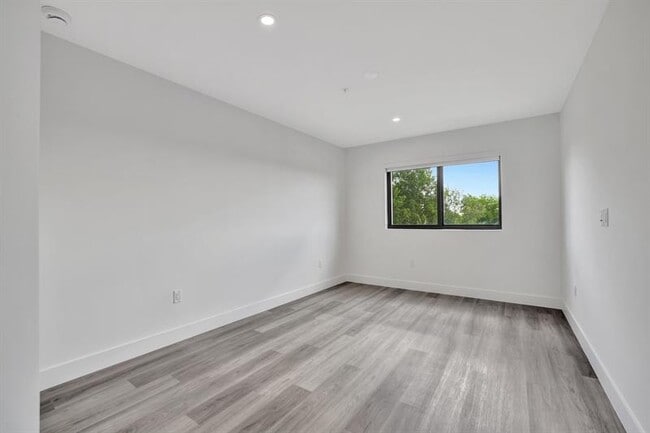 Building Photo - 4208 NE 7th Terrace