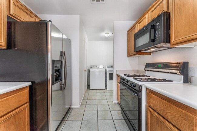 Building Photo - Move in now to this beautiful 2 story 3 be...
