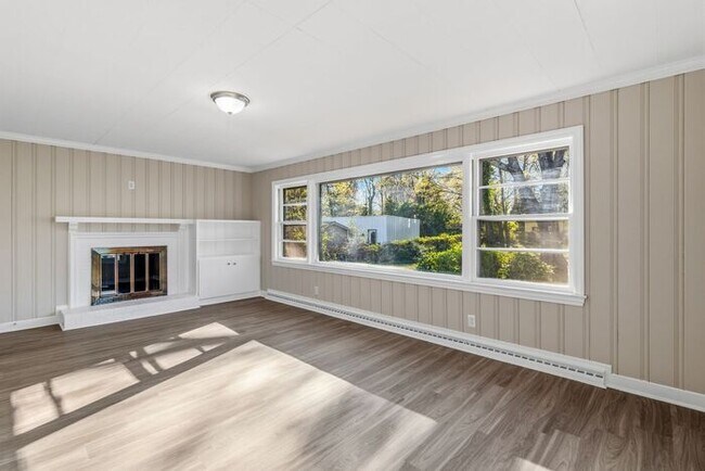 Building Photo - NW - Large Brick Ranch, Updated, Hardwoods, LR, DR, Den, Two Decorative Fire Places, Fenced, Stor...