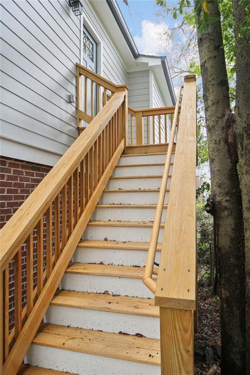 Building Photo - 940 St Charles Ave NE