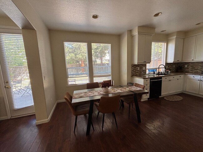 Building Photo - 9829 Waterfowl Dr