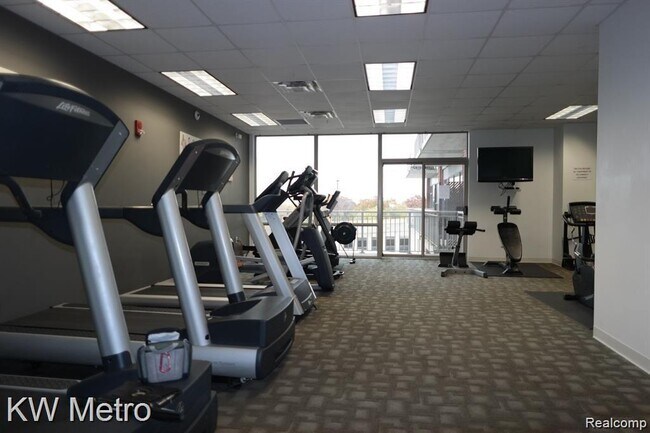 Building Photo - 350 N Main St