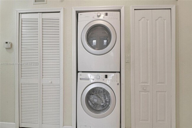 Building Photo - 2711 SE 16th Ave