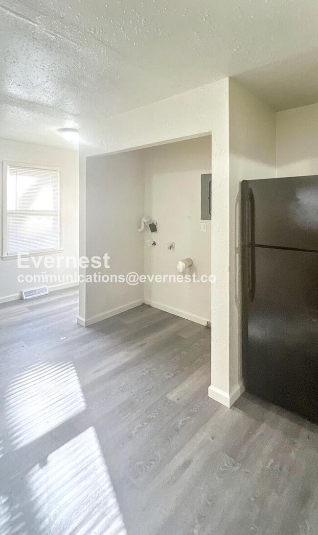 Building Photo - 4 Bed/1 Bath Home with Fenced Yard / Pet-Friendly / Vouchers Accepted / Available Now!