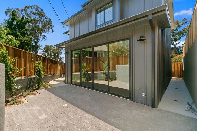 Building Photo - 28832 Shady Pl