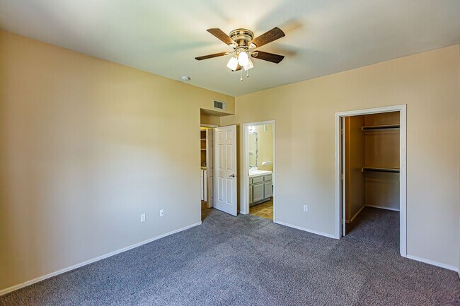 Building Photo - Upstairs condo in gated community