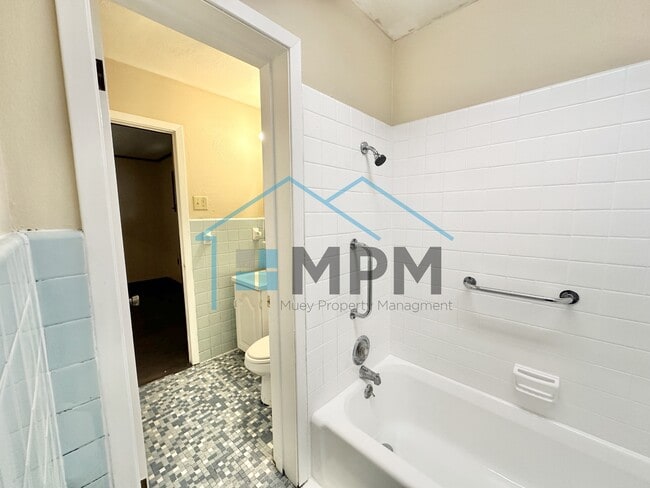 Building Photo - 2205 Fannie St