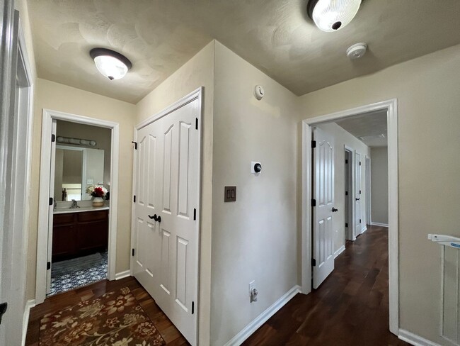 Building Photo - 3 bedroom home in sought after Whitaker Pl...