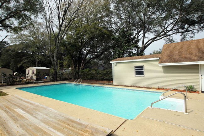 Building Photo - Central Niceville Location with a pool.