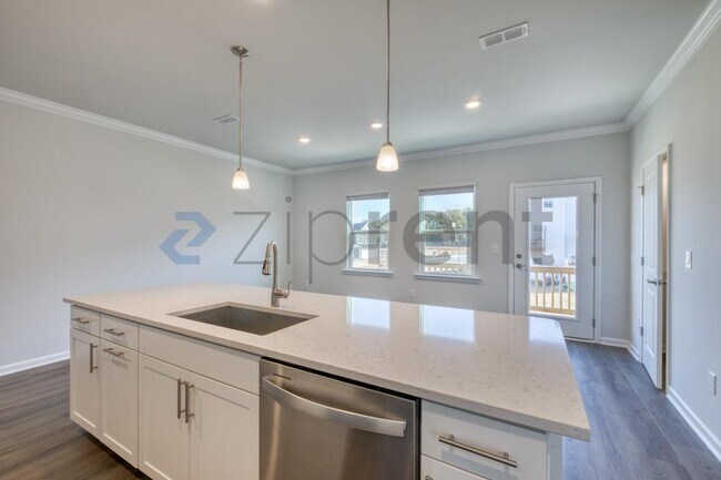 Building Photo - 1467 Hasse Ave