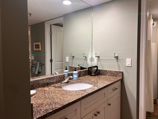 Building Photo - Venice, FL 2BR/2BA Condo in a Gated, Gulf front Community